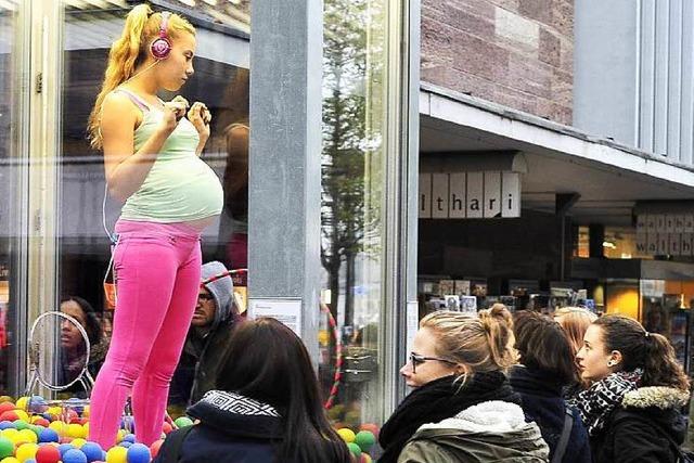 Schwangere im Glaskasten - Kunst oder Provokation?