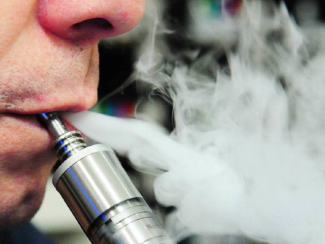 Konsum steigt:  E-Zigarette   | Foto: dpa