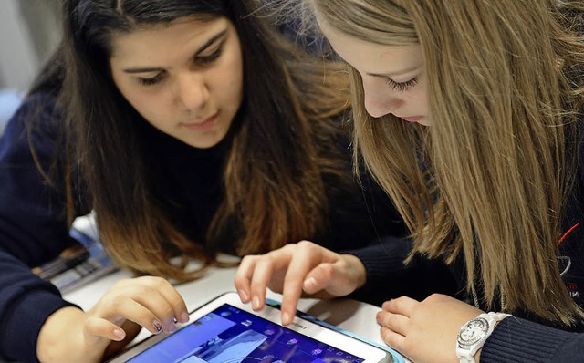 Zwei Mdchen arbeiten in der Schule am Tablet-Computer.   | Foto: DPA