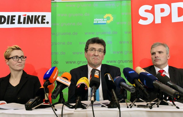 Die Landesparteivorsitzende der Linken...in Erfurt  den Koalitionsvertrag vor.   | Foto: dpa