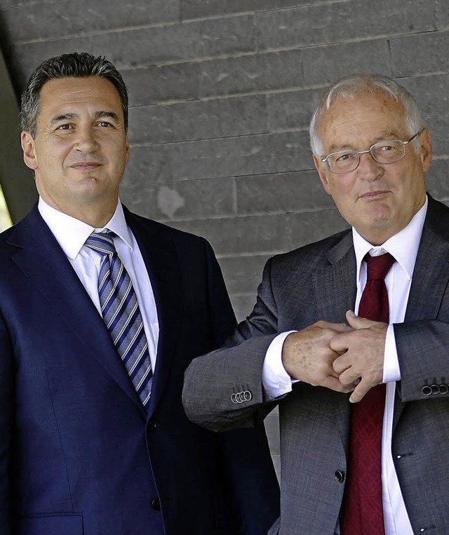 Michael Garcia (links) und Hans-Joachim Eckert prsentieren sich gemeinsam.    | Foto: dpa