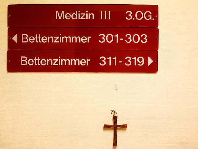 Ein Arzt in einem kirchlichen Krankenh...moralischenGrnden entlassen werden.   | Foto: dpa