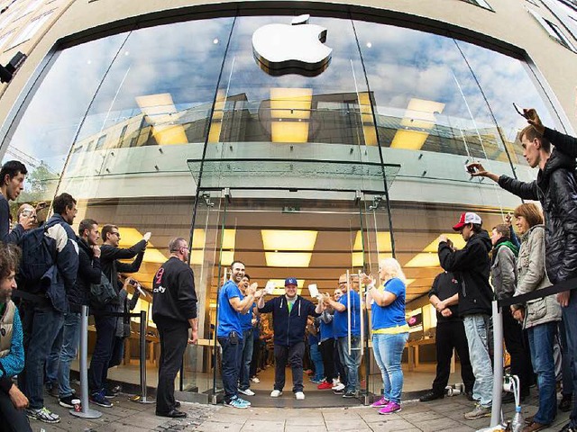 Die Apple-Stores sehen fast berall gl...engeschft in der Mnchner Innenstadt.  | Foto: dpa