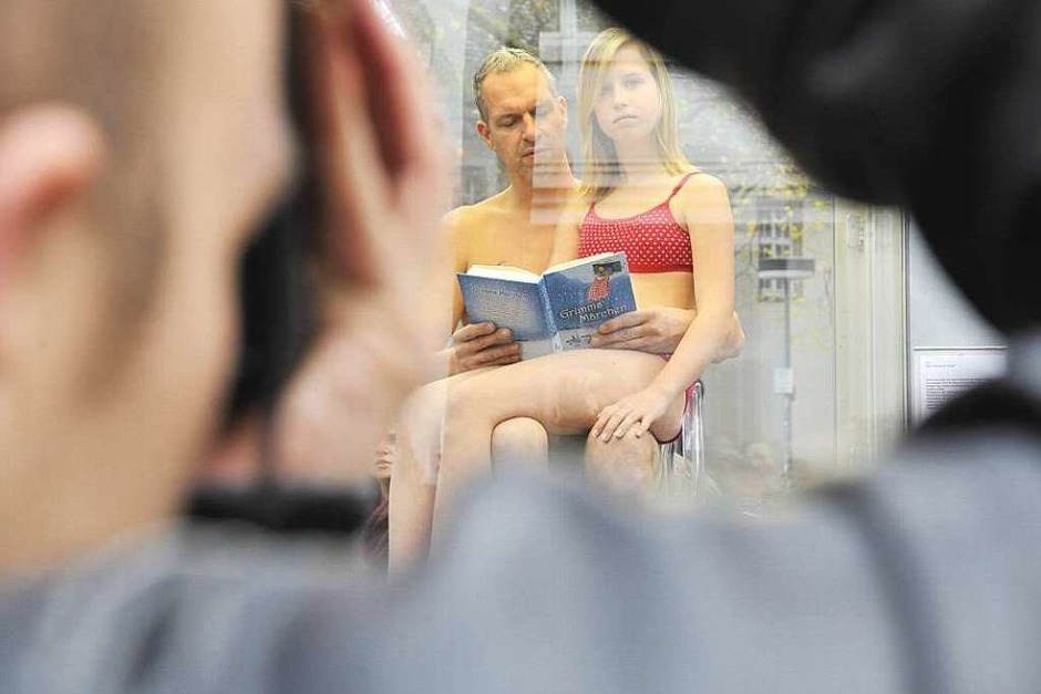 Großer Andrang vor der Box von Performance-Künstler Dries Verhoeven. Das Thema am Freitag: "Ceci n’est pas l’amour". Noch bis Donnerstag stehen Performer täglich von 15 bis 20 Uhr in der Box an der Bertoldstraße. (Foto: Michael Bamberger) Großer Andrang vor der Box von Performance-Künstler Dries Verhoeven. Das Thema am Freitag: "Ceci n’est pas l’amour". Noch bis Donnerstag stehen Performer täglich von 15 bis 20 Uhr in der Box an der Bertoldstraße. (Foto: Michael Bamberger)