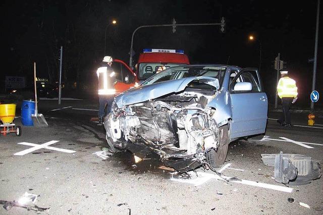 Ein Verletzter und groer Schaden bei Zusammensto zweier Autos