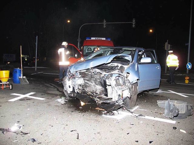 Groer Schaden entstand bei einem Unfa...der Kreuzung an der Tumringer Brcke.   | Foto: zvg