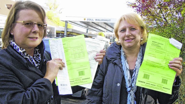 Am Waldshuter Zoll zeigen die Schweize...ertsteuer-Rckerstattung. Bild: Gerard  | Foto: Roland Gerard