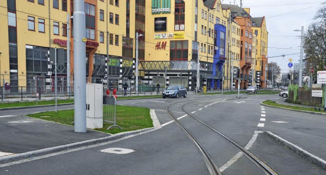 Die Gleise in der Strae verlangen besondere Aufmerksamkeit.   | Foto: SENF