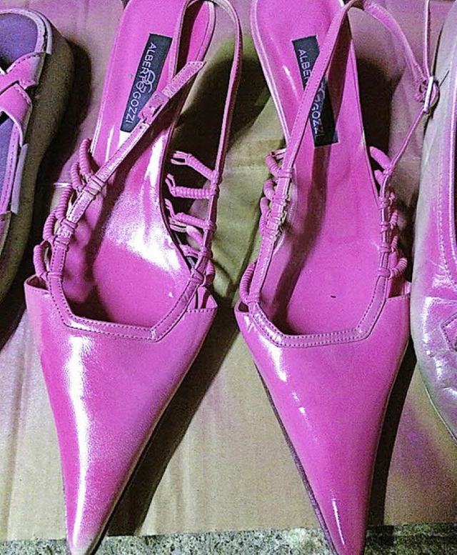 Zonta fordert mit pinkfarbenen Schuhen...ol ein Ende der Gewalt  gegen Frauen.   | Foto: Zonta