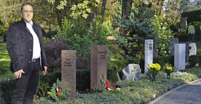 Hans-Jrgen Jger bei  einer grtnergepflegten Grabanlage.   | Foto: J.  Trauden
