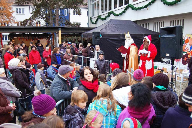 Beliebt bei den Weihnachtsmrkten sind immer auch die Auftritte des Nikolauses.   | Foto: Heinz  Vollmar