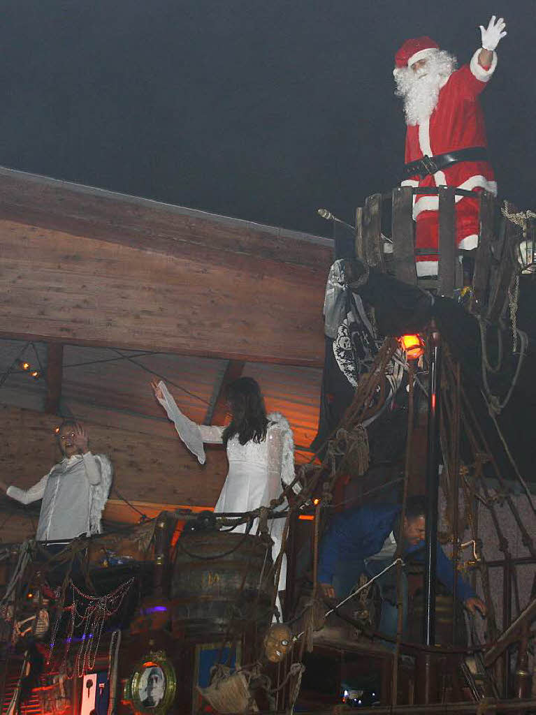 Ungewhnlicher Auftritt: Der Nikolaus kam mit dem Piratenschiff aufs Veranstaltungsgelnde gefahren.