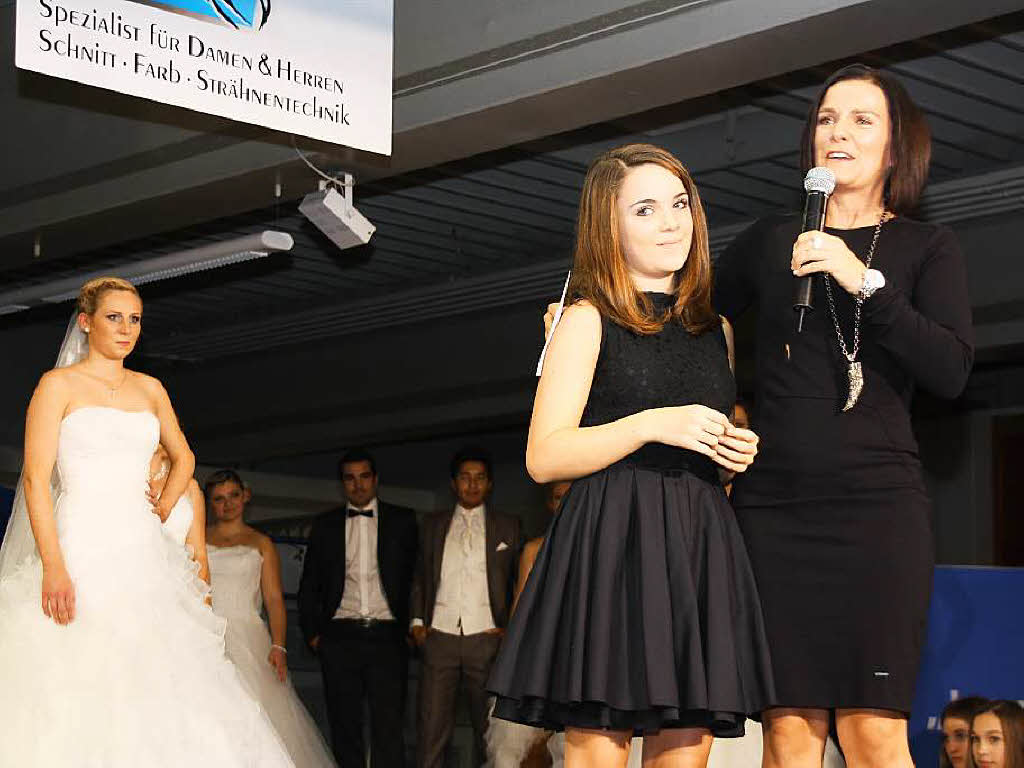 Die Vorsitzende des Vereins Handel & Gewerbe, Yasmin Ponader,  dankt ihrer Tochter Cora fr ihren Auftritt bei der Brautmodenschau.