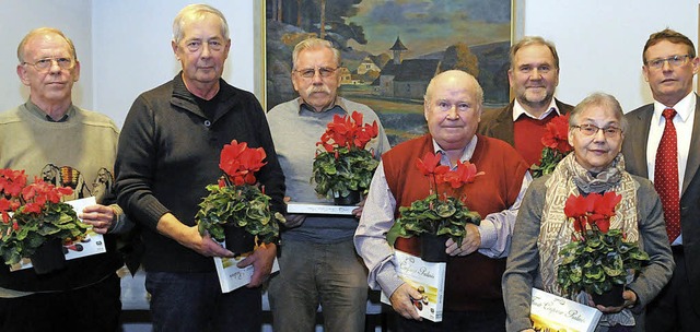 Die Paten des Blumenschmucks in Reiche...ler und Ortsvorsteher Norbert Bhler.  | Foto: WOLFGANG KNSTLE