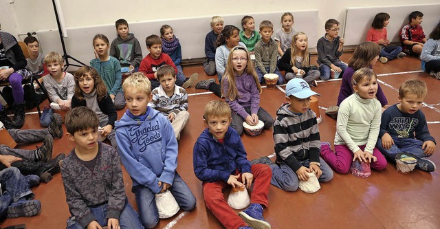 Auch die aktuellen Schler der Grundschule feierten mit.   | Foto: Christoph Breithaupt