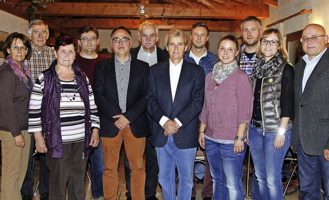 Der Vorsitzende Walter Bhr (rechts) ehrte zahlreiche TV-Mitglieder.   | Foto: Heidi Fssel