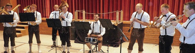 Sie sind zu acht, sie tragen Lederhose...20; des Musikvereins Nimburg-Bottingen  | Foto: Karlernst Lauffer