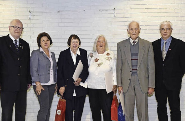 Ehrende und Geehrte (von links): Bezir...Kreishandwerksmeister Ingo Riesterer.   | Foto: Volker Mnch