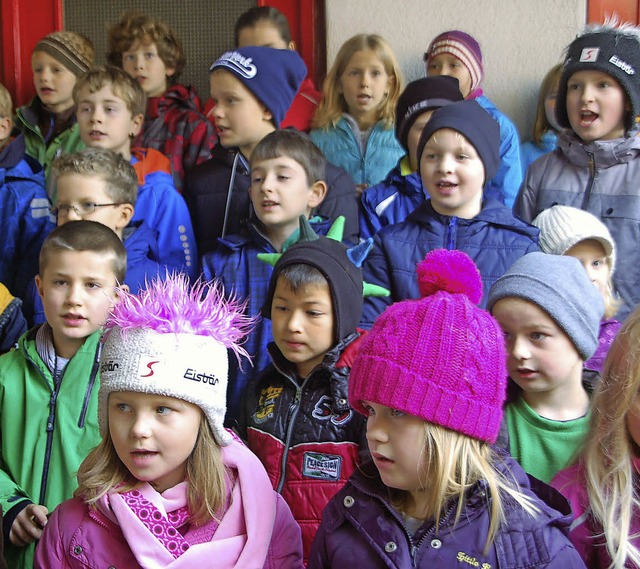 Gleich zur Erffnung ihres Weihnachtsm...e Kinder der Dinkelbergschule Minseln.  | Foto: Petra Wunderle