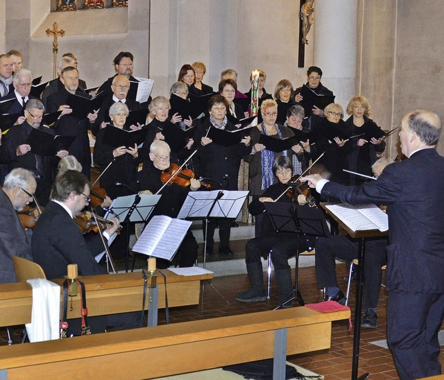 Der    Kirchenchor St. Georg singt unt...  Pastoralmesse     von Colin Mawby.    | Foto: Martina Weber-Kroker