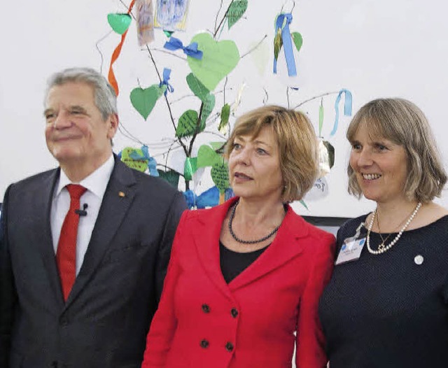 Joachim Gauck, Daniela Schadt und Lrr...oss Bellevue vor dem Kinderrechtsbaum   | Foto: ZVG