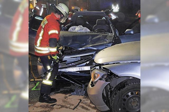 Feuerwehr muss Unfallauto aufschneiden