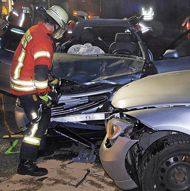 Mit Schneidwerkzeug trennte die Btzin...euerwehr die Unfallautos voneinander.   | Foto: m. frietsch