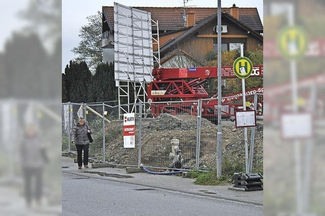 Bushaltestelle zunchst ohne Wartehuschen