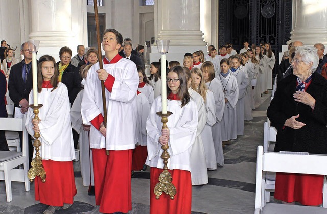 Etwa 50 kleine und groen Ministranten...nen Zugehrigkeiten zu den Pfarreien.   | Foto: Cornelia Liebwein