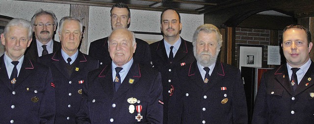 Geehrte der Feuerwehr Husern (vorne v...von links) gratulierten den Geehrten.   | Foto: Christiane Sahli