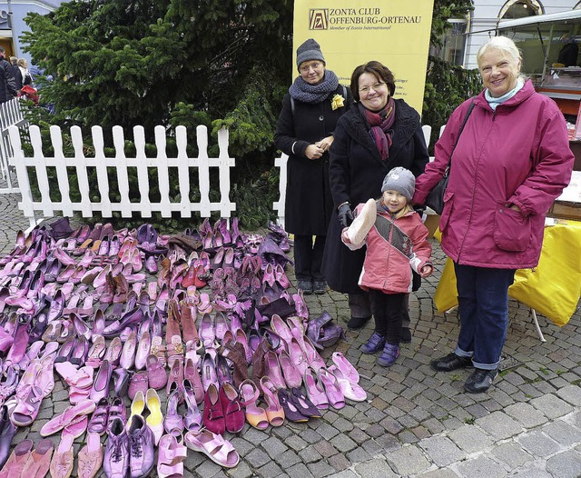 135 Paar pinkfarbene Schuhe stehen fr...t Monika Fuchs und der kleinen Alisa.   | Foto: Weizenecker