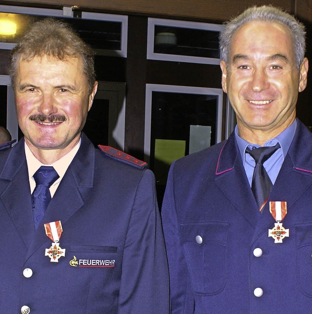 Mit dem Feuerwehrehrenzeichen in Gold ...ld und Paul Schlageter ausgezeichnet.   | Foto: werner probst