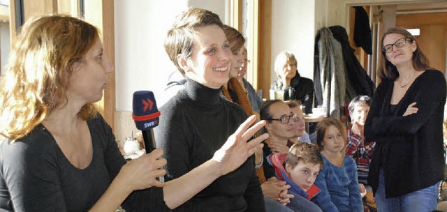 Dramaturgin Katrin Zipse (links) und C...zahlreichen Zuhrern aufgeworfen hat.   | Foto: Maja Tolsdorf
