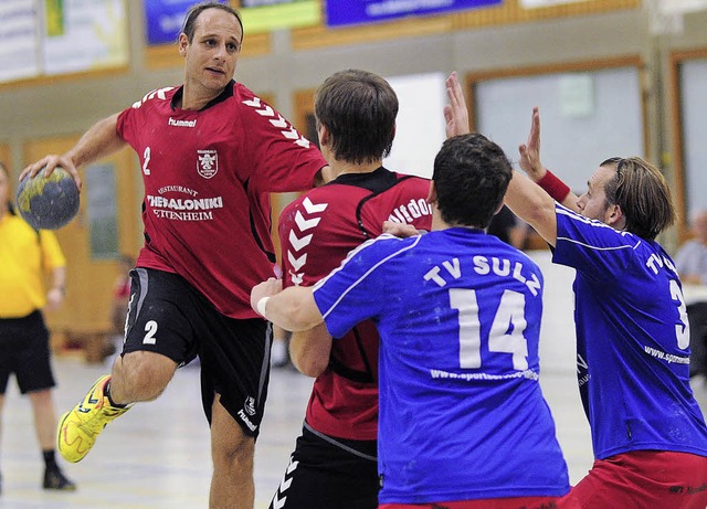 Der Altdorfer Philipp Ngele (am Ball)...ck auf die Sulzer Deckung  zu machen.   | Foto:  Bettina Schaller