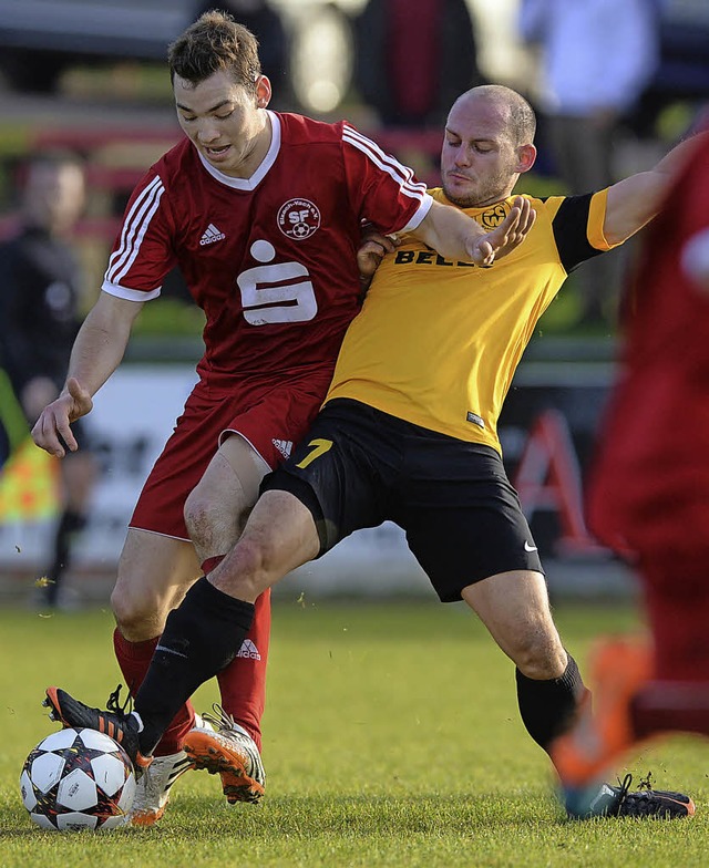 Der Elzacher Nico Imhof (links) wird v... spter noch die Gelb-Rote Karte sah.   | Foto: Patrick Seeger