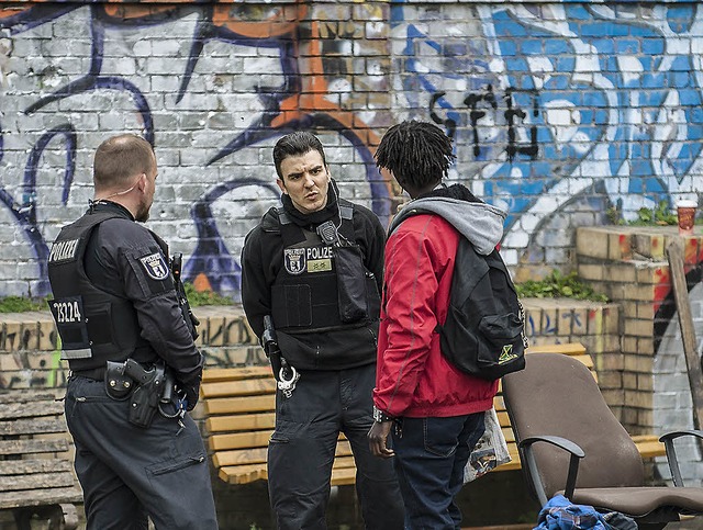 Polizisten kontrollieren  im Grlitzer Park einen Mann.   | Foto: dpa