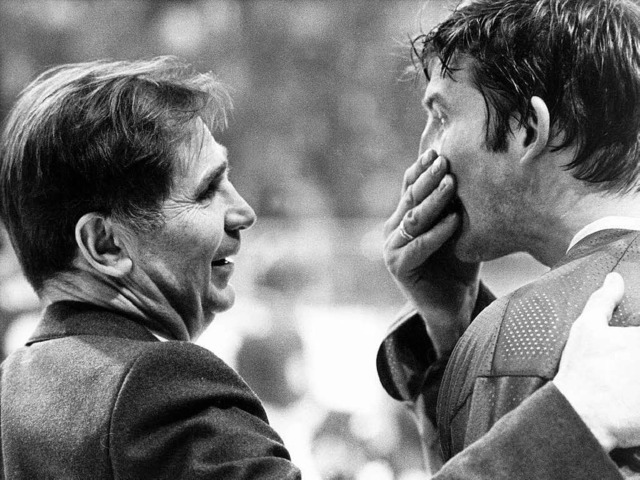 Der Eishockeylehrer und sein Torwart: ...w und  Wladislaw Tretjak im Jahr 1984.  | Foto: dpa