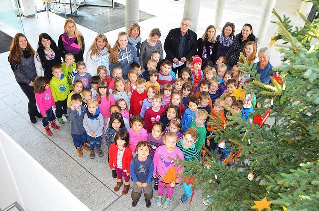 Kinder aus den stdtischen Kindergrte...aus mit selbst Gebasteltem geschmckt.  | Foto: Sylvia-Karina  Jahn