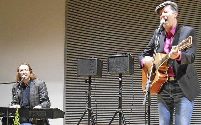 Uli Kofler und Reiner Mhringer begeis...utschfelden mit Witz und Spielfreude.   | Foto: Simon Tenz