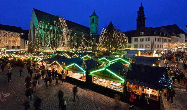 Lichterglanz in der Altstadt: Der Freiburger Weihnachtsmarkt hat begonnen.  | Foto: Michael Bamberger