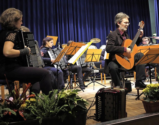 Harmonieren gut miteinander: der Gitar...kordeon-Spieler des HAC Bad Krozingen.  | Foto: Dorothee Philipp