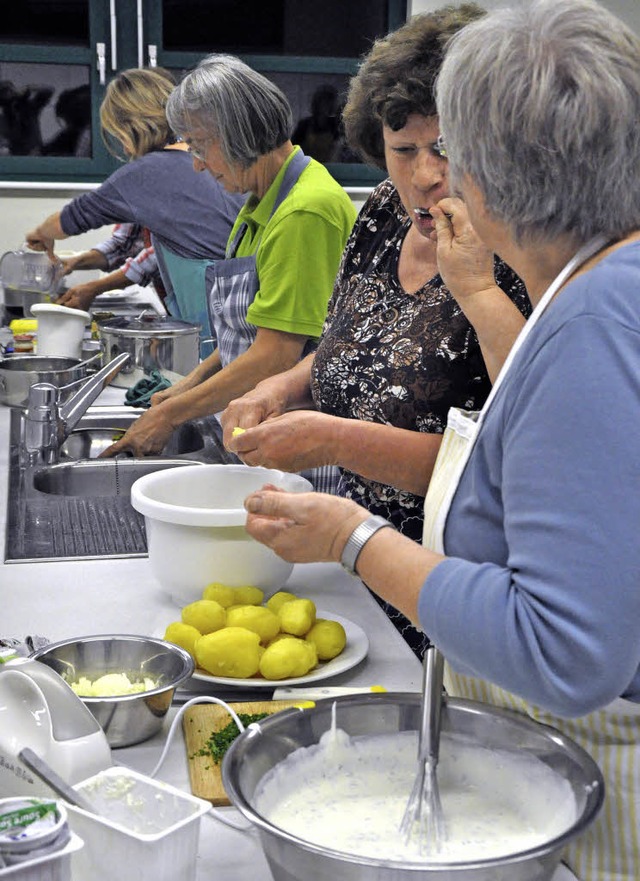 Schmeckt&#8217;s? Schnippeln, rhren, kosten im Landfrauenkochkurs.   | Foto: Steckmeister