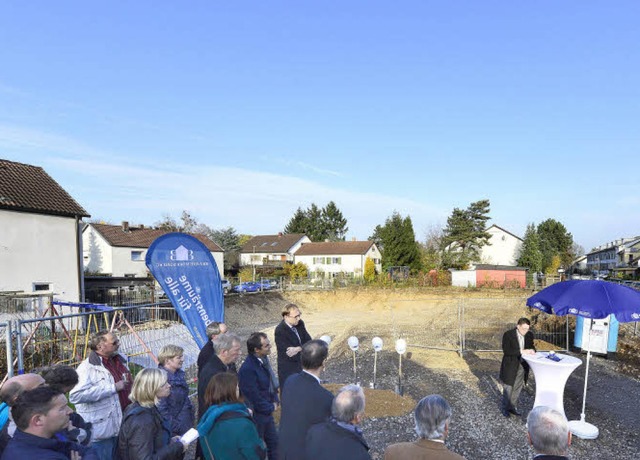 Beim Spatenstich wurden auch die Dimen...abgerissen (Baugrube im Hintergrund).   | Foto: Ingo Schneider