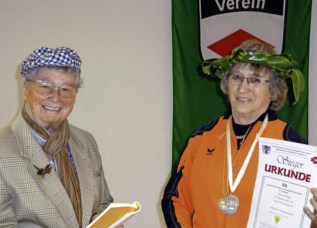 Lustige Sketche gaben der Jahresabschl...   Herta Olschowka und Helga Schmieg.   | Foto: Klaus Brust