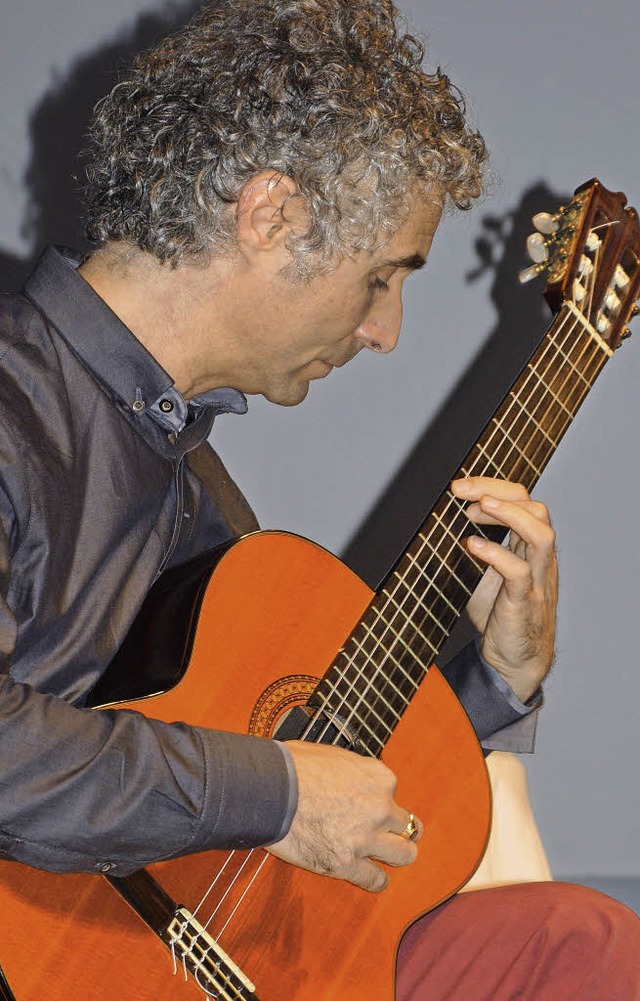Von Bach bis Flamenco: Gitarrist Gaetano Siino bei seinem Auftritt in Maulburg  | Foto: Georg Diehl