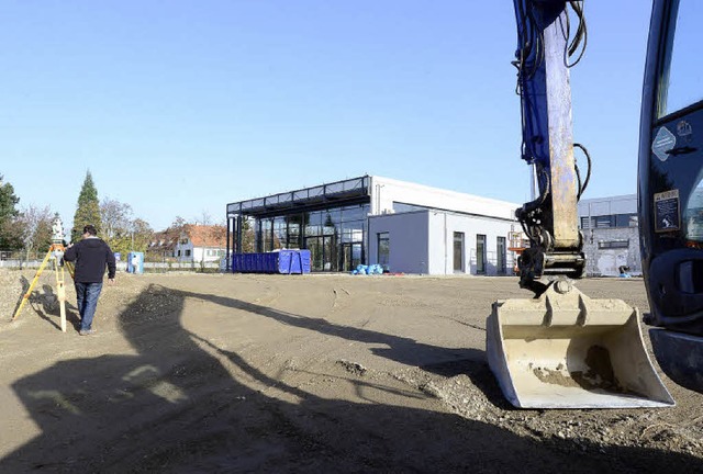 Die Bagger haben bereits mit dem Plann...orsche-Zentrums an der Basler Strae.   | Foto: Ingo Schneider