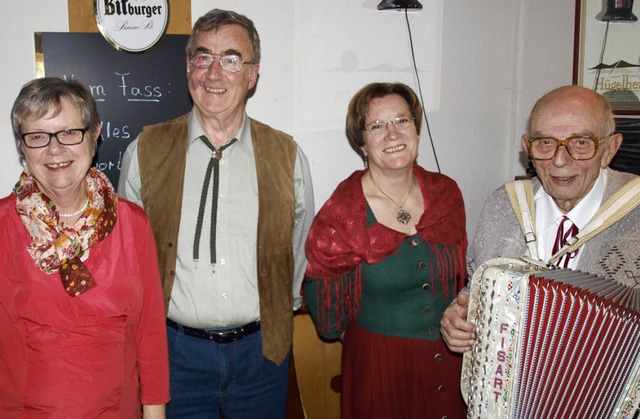 Vorsitzende Ursula Meinhard mit dem Tr...Christa Heimann-Bu und Werner Winer.  | Foto: Schleer