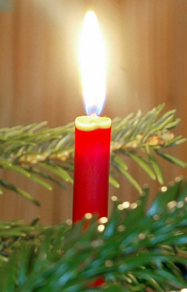 Brennendes Brauchtum: Kerzen am Weihnachtsbaum   | Foto: dpa