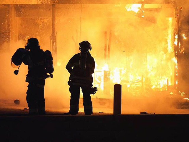 Nach den Protesten geht ein Schnellrestaurant in Flammen auf.  | Foto: AFP