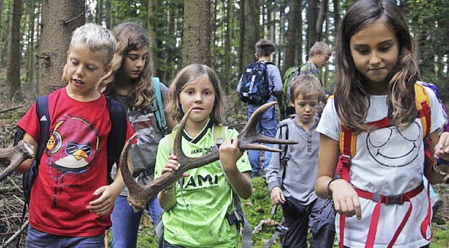 Die Kinder fanden unterwegs Teile von einem Geweih.   | Foto: Privat